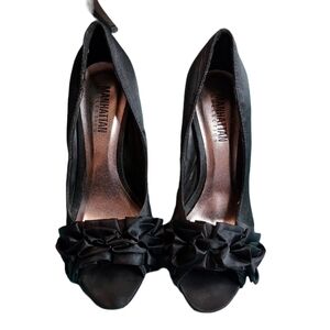 Manhattan collections black heels 7.5 Bows on front